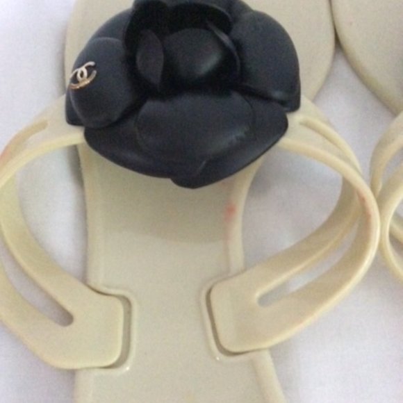 🌟🌸HOST PICK 🌟🌸 CHANEL Camellia Jelly Sandals 40 Ivory Black - Picture 6 of 7
